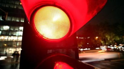 Symbolbild: Martin Gerten/dpa
Ein amtsbekannter Mann auf dem Rad ist in Amberg bei Rot über eine Ampel gefahren. Nachdem ihn ein Passant auf das Fehlverhalten hinwies, beleidigte und bedrohte ihn der Radfahrer.