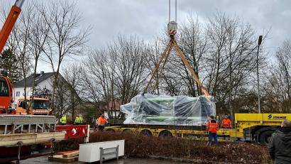 Bild: Eichl
Das dritte und letzte Bauteil, wieder tonnenschwer, wird vom Lkw geladen; das Verfrachten in die Werkshalle dauert Stunden.