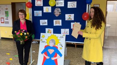 Bild: Grundschule Mähring/exb
Rektorin Edith Bracke (rechts) dankte Maria Singer für ihr engagiertes Wirken an der Grundschule Mähring.