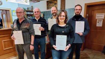 Bild: gz
Bereits seit 40 Jahren im Imkerverein ist Johann Bruckner (2. von links), 15 Jahre mit dabei sind Michael Häring, Eduard Forster, Manuela Witt und Matthias Grötsch (von links).