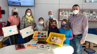 Bild: u
Einmal mehr spendabel zeigt sich der Förderverein der Grund- und Mittelschule Schnaittenbach (Erwachsene, von links): Studienrätin Silke Saller, Schatzmeisterin Caroline Wagner, Rektorin Michaela Bergmann, Zweiter Bürgermeister und Schriftführer Uwe Bergmann; Kinder (von links): Luise Casper, Pia Gräßmann und Kimberly Anderson.