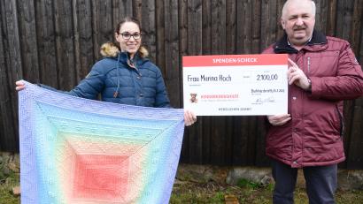 Bild: bey
Marina Hoch spendete der Kinderkrebshilfe Oberpfalz, Region Nord, mit ihrem Vorsitzenden Herbert Putzer 2100 Euro. Die Einnahmen stammen aus "Kandelas Handarbeitsbox".