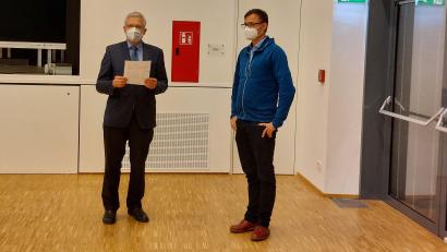 Bild: esc
David Runschke (rechts) ist neues Mitglied im Erbendorfer Stadtrat. Er legte in der vergangenen Sitzung den Eid vor Bürgermeister Johannes Reger ab.