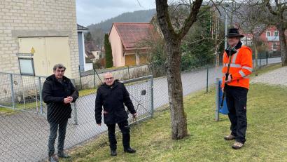 Bild: Marko Pammer/Stadt Nabburg/exb
Kreisfachberater Wolfgang Grosser, der ehrenamtliche Baumpflegeberater Wolfgang Engel und Bauhofleiter Rudi Scharf schneiden Edelreiser von Obstbäumen in der Nähe des Nabburger Kindergartens Sankt Angelus