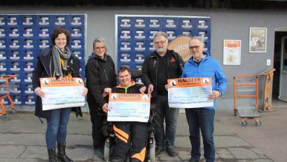 Bild: frd
Die Vertreter der bedachten Einrichtungen (vorne von links) Christine Hoch (Kindergarten St. Marien Pertolzhofen), Josef Grundler (Heilpädagogisches Zentrum Irchenrieth) und Josef Salomon (Förderverein Grundschule Niedermurach) bedankten sich bei Sonja und Konrad Schlagenhaufer (Bildmitte) und ihren Kunden für die Spende von insgesamt 1800 Euro.