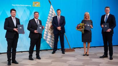 Bild: Sven Hoppe
Der Chef und die neuen: Sandro Kirchner (von links), neuer Staatssekretär im bayerischen Innenministerium, Christian Bernreiter (CSU), neuer Bau- und Verkehrsminister von Bayern, Markus Söder, Ministerpräsident von Bayern, Ulrike Scharf (CSU), neue Familienministerin in Bayern, und Markus Blume, neuer Wissenschaftsminister von Bayern.