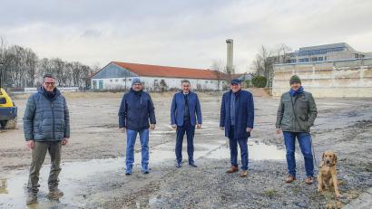 Bild: Biczysko/fph
Noch ist der freigeräumte Platz, auf dem einst der Milchhof stand, zu matschig zum Parken. Sobald es trocken ist, wird er hergerichtet, um Raum zu schaffen für fast 140 Fahrzeuge. Im Bild von links Projektleiter Alexander Rieß, der Leiter des Bauamts im Landratsamt, Stefan Prell, Landrat Peter Berek, Oberbürgermeister Oliver Weigel und der Marktredwitzer Bauamtschef Stefan Büttner.