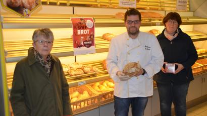 Bild: ak
Der Katholische Frauenbund ruft zur Solibrot-Aktion während der Fastenzeit auf. Rita König (links) und Doris Kellner danken Bäckermeister Wolfgang Schmid für die Teilnahme.