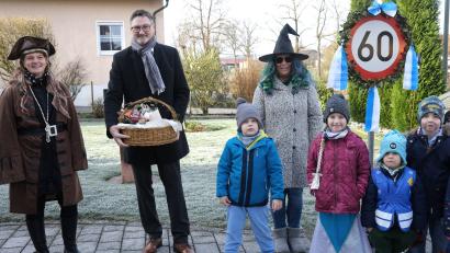 Bild: Hirsch
Zum runden Geburtstag von Hans Prechtl gratulierten auch die Mädchen und Buben des Stullner Kindergartens.