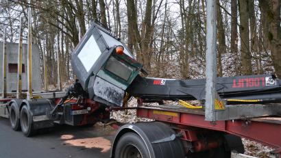 Bild: rti
Der 33-jährige Fahrer des Holz-Lkws vergaß nach dem Abladen, den Schwenkarm des Ladekrans an seinem Anhänger wieder einzufahren. Das Fahrzeug krachte deshalb gegen die Radbrücke über die B15 auf Höhe von Schmelitz. Die Bundesstraße war am Donnerstagabend nach dem Unfall um 17.30 Uhr rund zwei Stunden gesperrt.