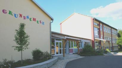 Bild: do
Die Grundschule Oberbibrach behält ihren Namen bei. Bürgermeister Hans Hübner wird mit einer Gedenktafel an der Schule gewürdigt.