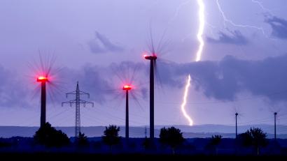 Symbolbild: Julian Stratenschulte/dps
Windkraftanalgen sorgen immer wieder für Streit