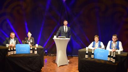 Bild: fla
"Wer weiß denn sowas?" mit Moderator Alexander Zwack (Mitte) und Team "Laberer" mit Tobias Plödt und Birgit Stengel (von links) und Team "Blau" mit Bernhard Hartinger und Monika Zintl (von rechts).