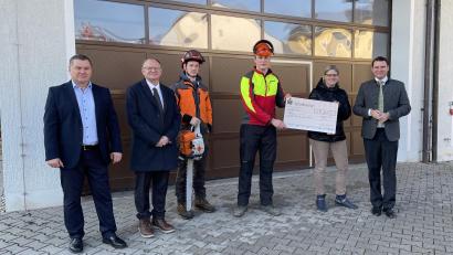 Bild: Matthias Meier, Landratsamt Schwandorf/exb
Armin Wild, Leiter der Außenstelle Neunburg, Josef Most, Leiter des Beruflichen Schulzentrums, sowie die Auszubildenden Christoph Kampmann und Moritz Winkels überreichten den Scheck an Melanie Stürzer und Landrat Thomas Ebeling (von links)