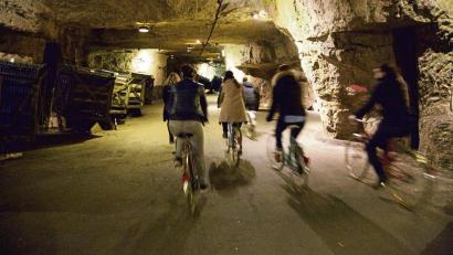 Bild: Sophie Boursier/Bouvet Ladubay/dpa
Mit dem Fahrrad durch den Weinkeller: Das geht – im Schaumweinhaus Bouvet Ladubay.