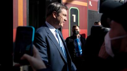 Bild: Sven Hoppe
Markus Söder (CSU), Ministerpräsident von Bayern, gibt nach der Ankunft am Hauptbahnhof ein Pressestatement.