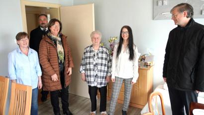 Bild: fvo
Therese Grädler (Dritte von rechts) feiert ihren 80. Geburtstag.