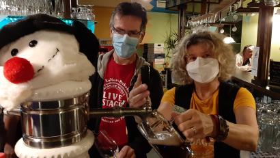 Bild: Kunz
Hat alle Hände voll zu tun: das Wirtepaar vom "Parapluie", Bernd und Sabine Mende.