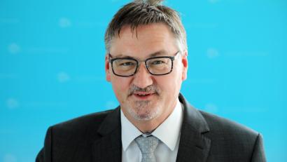 Archivbild: Gerhard Götz
Was die Coronalage im Landkreis betrifft, macht Hans Prechtl so schnell keiner was vor. Dieses im Landratsamt aufgenommene Foto des ehemaligen NT-Fotografen Gerhard Götz wählte er für eine Einladung zu einer Geburtstagsfeier im Familienkreis, die Hans Prechtl nun aber wegen der hohen Inzidenz abgesagt hat.