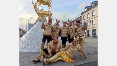 Bild: u
Die vergoldeten Hirsche des Monte-Hirschschau-Brunnens haben Narrhalla-Präsidentin Regina Merkl (hinten rechts) animiert, zusammen mit sechs weiteren goldenen Narrhalla-Frauen Hirschaus Innenstadt am Unsinnigen Donnerstag unsicher zu machen.