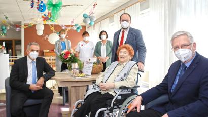 Bild: njn
Im BRK-Seniorenwohn- und Pflegeheim feierte Margarete Tröger (Zweite von rechts) ihren 100. Geburtstag. Mit auf dem Bild Landrat Roland Grillmeier (links) sowie Bürgermeister Johannes Reger (von rechts), die Heimleiter Andreas Wöhrl und Beata Pocheć und Mitarbeiterinnen des Hauses.