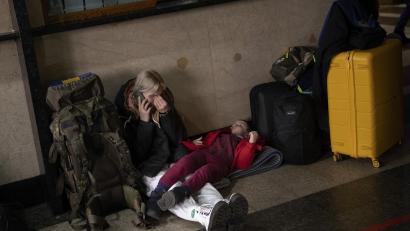 Bild: Emilio Morenatti
Die Deutsche Telekom macht bis auf weiteres Anrufe und SMS in die Ukraine kostenfrei.