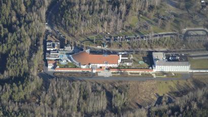 Luftbild: mür
1996 wurde das Kurmittelhaus Sibyllenbad (Bild) eröffnet. Davor war der Betrieb seit 1989 im Badehaus Maiersreuth untergebracht. Schon seit 1980 gibt es den Zweckverband Sibyllenbad, der sich um die Finanzierung der Einrichtung kümmert.