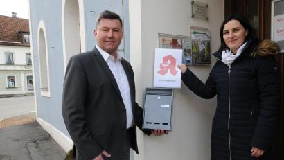 Bild: bey
Im Eingangsbereich des Rathauses Pleystein ist künftig eine Rezeptsammelstelle zu finden. Bürgermeister Rainer Rewitzer und Apothekerin Julia Gatz finden diesen Standort ideal.