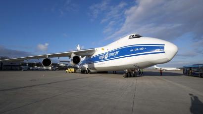 Bild: Meyer-Fotodesign/exb
Der Gigant der Lüfte: Die Antonow An-124 nach der Landung in Nürnberg. An Bord waren Anlagen für Gerresheimer in Pfreimd