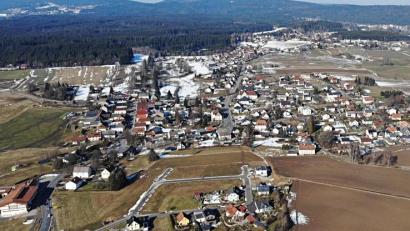 Luftbild: Joshua Riedl/exb
Im Baugebiet "Brunnäcker" (kleines Baugebiet vorne) geht es zügig voran. In der vergangenen Sitzung sprachen die Gemeinderäte über eine Änderung des Bebauungsplanes.