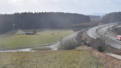 Bild: fz
Südlich der Autobahn, nach dem Kreisverkehr unterhalb der Straße nach Preppach, liegen die 1,8 Hektar für den Sonnenpark.