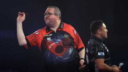 Archivbild: Adam Davy/dpa
Der Brite Stephen Bunting (links) scheiterte im WM-Halbfinale 2021 am späteren Weltmeister Gerwyn Price. Kommende Woche feuert er seine Darts-Pfeile im Evangelischen Vereinshaus in Weiden bei "Shortys Darts-Event" ab.