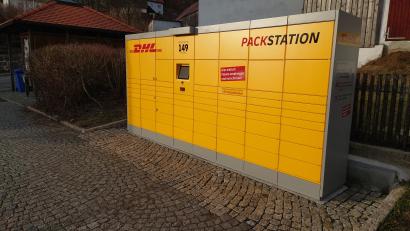 Bild: Jonas Meiler/exb
Die Packstation vor dem Rathaus: Ein fehlender Chip war schuld, warum sie bisher nicht in Betrieb gehen konnte.