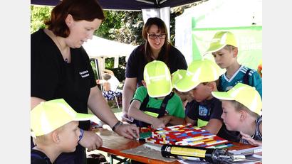 Archivbild: bkr
Ein kleiner Beitrag zur Inklusion: Rampen aus Legosteinen für Rollstuhlfahrer basteln war beim Familientag in Kemnath 2019 angesagt. Christina Ponader (links), Projektleiterin im Netzwerk Inklusion, lud die kleinen Besucher zum Mitmachen ein.