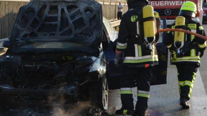 Symbolbild: dob
Die Feuerwehr löschte den Autobrand.