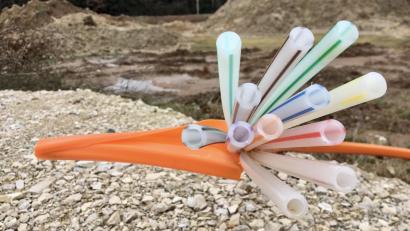 Bild: upl
Sie bringen das schnelle Internet ins Haus: Vielerorts werden gerade solche Leitungen - auch Speedpipes genannt - für Glasfaserkabel verlegt.