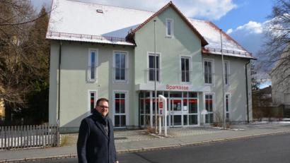 Bild: jr
Bürgermeister Stephan Schübel informierte am Freitag über den Kauf des Sparkassen-Gebäudes durch die Gemeinde Pechbrunn.