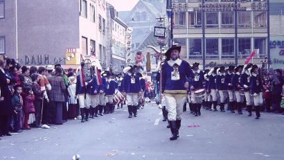 Archivbild: u
Musikzuggründer Sepp Uschold (vorn) hatte Ende der 1960er-Jahre die Idee, sich für einen Rosenmontagszug im Rheinland zu bewerben. 1970 nahmen die Hirschauer dann wirklich an der Määnzer Fassenacht teil.