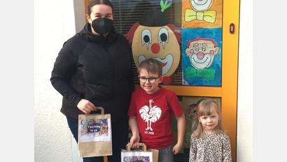 Bild: gz
Markträtin Laura Roth übergab vor dem Kindergarten an Max und Johanna einige Faschingstüten. Die restlichen Tüten verteilten die Erzieherinnen in den Gruppen.