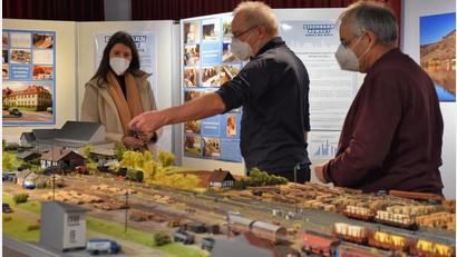 Bild: ubb
Sehr zur Freude des Museumsquartier-Teams um Leiterin Stefanie Süß (links) hat die Eisenbahnausstellung dem Museum über 1000 Besucher in den vergangenen Wochen beschert. Das freut auch die Eisenbahnfreunde Gerhard Wagner und Christoph Eckert (von rechts). Sie zeigen der Museumsleiterin, was sie wieder Neues in der Anlage aufgebaut haben, denn es gibt immer wieder Erweiterungen.