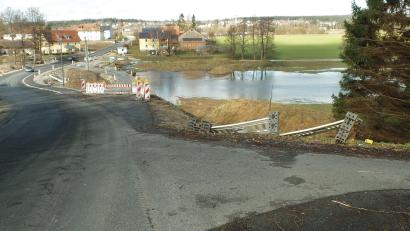 Bild: br
Mit einer Vereinbarung zwischen den Kommunen Neusorg und Pullenreuth steht eine Verlängerung des im Zuge des Ausbaus der Gemeindeverbindungsstraße Weihermühle-Lochau neu errichteten Gehweges auf einer Länge von etwa 25 Meter bis zum Einmündungsbereich des Steinwald-Radweges (rechts im Bild) nichts mehr im Wege.