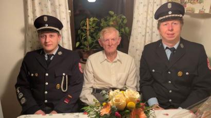 Bild: Feuerwehr Hermannsreuth/exb
Kommandant Manuel Gleißner (links) und Vorsitzender Christian Weigl (rechts) gratulierten Albert Bitterer zum 95.Geburtstag.