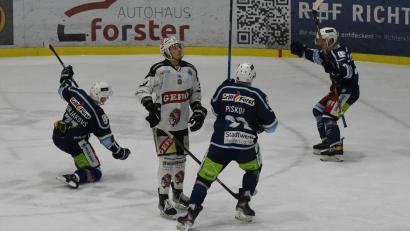 Bild: gb
Torschütze Edgars Homjakovs, Dominik Piskor und Dennis Palka (von links) jubeln nach dem 2:1 für die Blue Devils. Am Ende besiegten die Weidener die Memmingen Indians mit 3:2 nach Penaltyschießen.