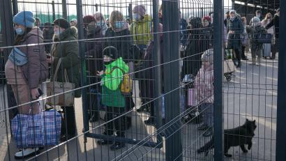 Bild: Vadim Ghirda
Aktuell flüchten die Menschen vor allem innerhalb der Ukraine vor den Auseinandersetzungen im Osten des Landes. Wie hier zu sehen, warten viele Menschen an dem einzigen täglich geöffneten Grenzübergang zwischen dem Separatisten-Gebiet und dem von der ukrainischen Regierung kontrollierten Gebiet. Auch nach Deutschland könnten bald Kriegsflüchtlinge aus der Ukraine kommen.