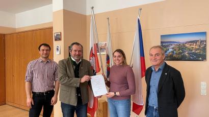 Bild: Marko Pammer/exb
Geschäftsstellenleiter Thomas Prey, Bürgermeister Frank Zeitler und Standesamtsleiter Reinhard Schlosser (von links) überreichten der neuen Standesbeamtin Selina Hummer (Zweite von rechts) die Ernennungsurkunde.
