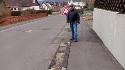 Bild: fpoz
Stadtrat Jürgen Ranft sieht mit der Sanierung der Gehwege in der Ritter-von-Wagner-Straße noch nicht alle Gefahrenstellen beseitigt.