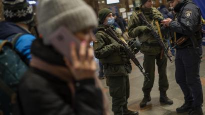 Symbolbild: Emilio Morenatti
Ukrainische Soldaten stehen Wache am Bahnhof in Kiew während Menschen versuchen die Stadt zu verlassen.