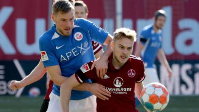 Bild: Bernd Wüstneck/dpa
Der Hansa-Spieler Hanno Behrens und der Nürnberger Tim Handwerker im Zweikampf.