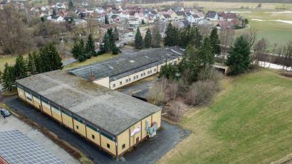 Bild: Ziegler-Group/exb
Auf diesem Areal soll das neue Ziegler-Baugebiet entstehen. Im Hintergrund ist Luhe zu sehen, am unteren Bildrand der ehemalige Netto-Markt.