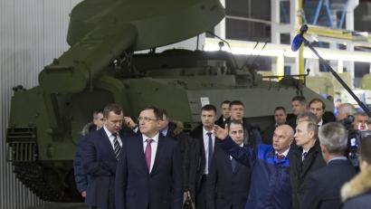 Archivbild: Alexander Zemlianichenko/Pool/dpa
Kamaz-Fahrzeuge werden auch mit Gussteilen der Amberger Luitpoldhütte gebaut. Die hat inzwischen die Geschäftsbeziehungen zum russischen Unternehmen abgebrochen. Das Bild zeigt den russischen Präsidenten Wladimir Putin 2016 beim Besuch der Kamaz-Werke.